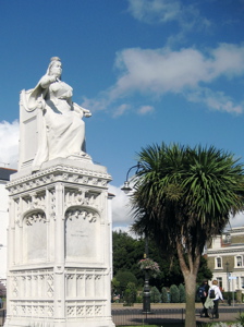[An image showing Queen Victoria Statue]
